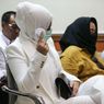 BERITA FOTO: Istri Teddy Minahasa Tenteng Tas Louis Vuitton ke Persidangan