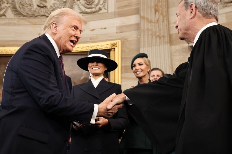 Presiden Amerika Serikat Donald Trump menjabat tangan Ketua Mahkamah Agung AS John Roberts saat pelantikan presiden ke-47 Amerika di Gedung Capitol, Washington DC, Senin (21/1/2025).