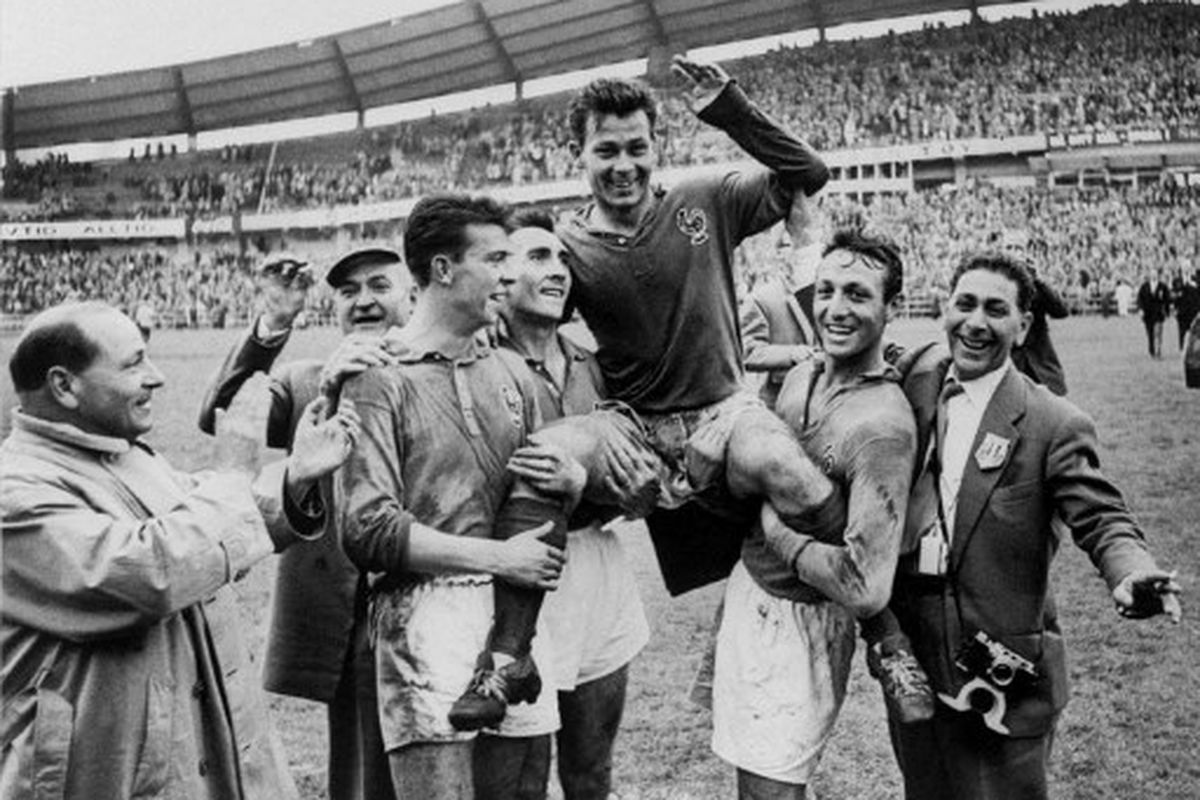 Striker timnas Perancis, Just Fontaine (tengah-digendong), melakukan seleberasi setelah mencetak empat gol ke gawang Jerman Barat pada laga perebutan tempat ketiga Piala Dunia 1958. Secara keseluruhan, Fontaine mencetak 13 gol dari enam pertandingan Piala Dunia 1958 bersama timnas Perancis. Torehan itu menjadikan Fontaine pencetak gol terbanyak dalam satu edisi Piala Dunia. Rekor 13 gol Fontaine itu masih abadi hingga saat ini.