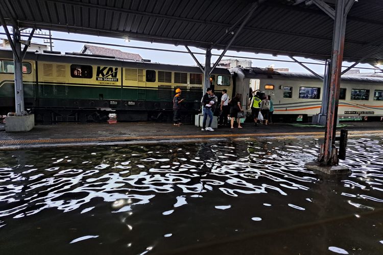 Kondisi Jalur Rel Kereta Api yang tergenang banjir di Semarang, Jawa Tengah, Kamis (14/3/2024)