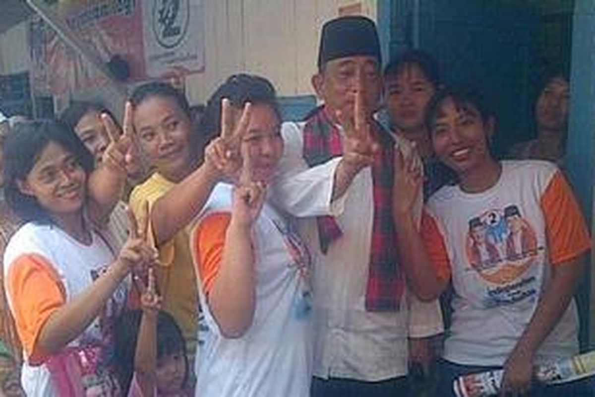 Calon gubernur DKI Jakarta, Hendardji Soepandji saat memberikan pengobatan gratis di Penjagalan, Penjaringan, Jakarta Utara, Senin (25/6/2012).