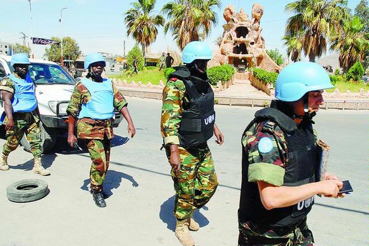 Tentara yang tergabung dalam Misi Pengawasan PBB di Suriah (UNSMIS) tampak mengunjungi salah satu lokasi di pinggir ibu kota Damaskus dalam foto yang diedarkan Sabtu (26/5) ini. PBB memperingatkan kemungkinan terjadinya perang saudara di Suriah setelah pembantaian yang menewaskan lebih dari 92 orang di kota Houla, Suriah, Jumat pekan lalu.