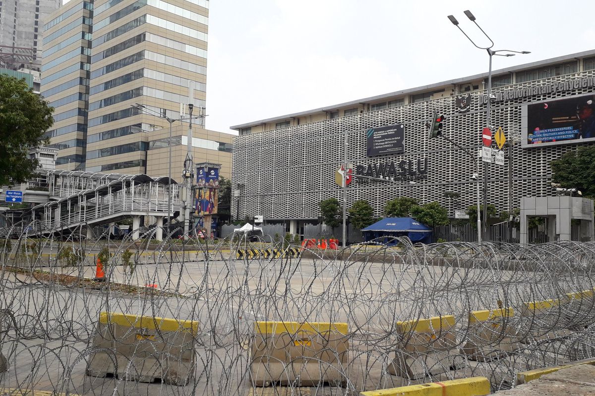 Jl. M.H Thamrin Depan Gedung Bawaslu masih ditutup pada Minggu (26/05/2019). 