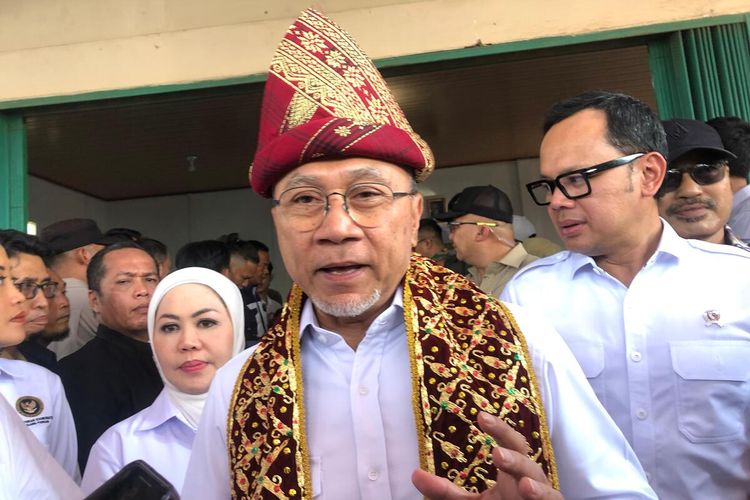 Menteri Koordinator (Menko) Bidang Pangan, Zulkifli Hasan saat meninjau pembentukan Koperasi Merah Putih di Kelurahan Talang Keramat, Kecamatan Talang Kelapa, Kabupaten Banyuasin, Sumatera Selatan, Selasa (27/5/2025).