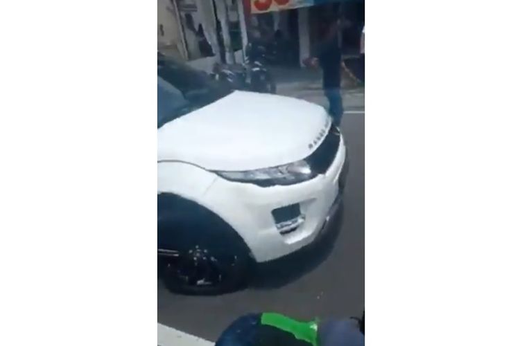 Tangkapan layar video setelah kecelakaan antara mobil Range Rover dan pengendara ojek online di Sleman pada Selasa (3/3/2020).