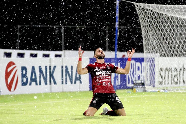 Pemain Bali United Ilija Spasojevic selebrasi seusai menjebol gawang Barito Putera saat pertandingan pekan 21 Liga 1 2021-2022 yang berakhir dengan skor 3-0 di Stadion I Gusti Ngurah Rai Denpasar, Bali, Minggu (9/1/2022) sore.