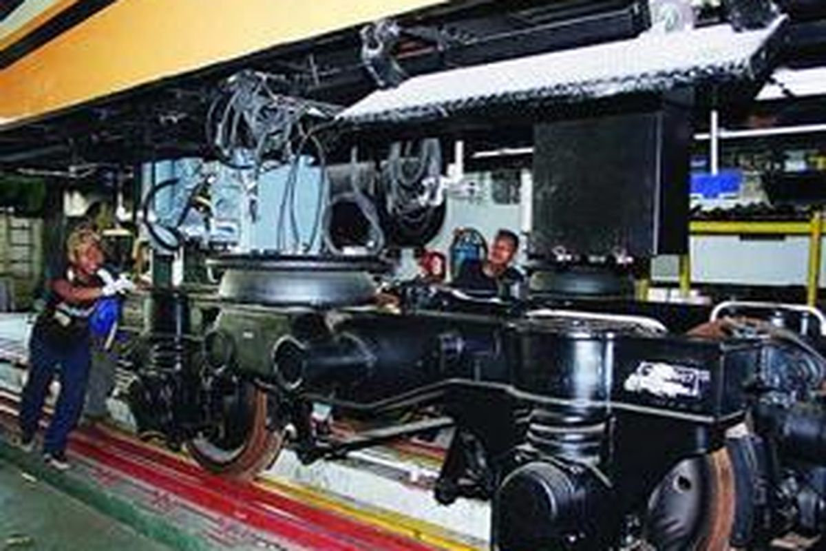 Beberapa pegawai PT Industri Kereta Api (Inka) memasang bogie kereta rel diesel hidrolik, Rabu (15/10) di pabrik PT Inka di Madiun, Jawa Timur. Tahun ini, PT Inka menerima pesanan dua rangkaian kereta rel diesel hidrolik berkecepatan maksimal 100 kilometer per jam.