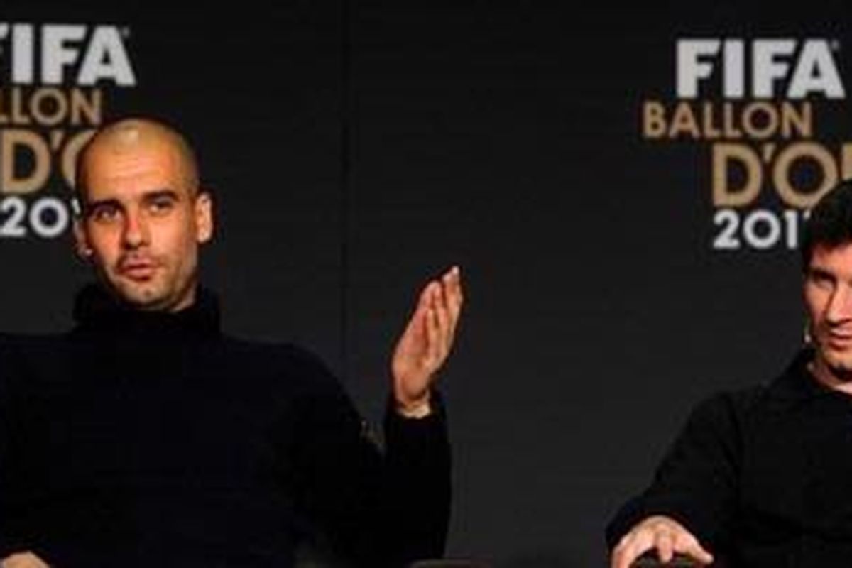 Pelatih Barcelona, Pep Guardiola (kiri), dan penyerang andalannya, Lionel Messi, dalam keterangan pers menjelang FIFA Ballon dOr Gala di Zurich, Senin (9/1/2012).