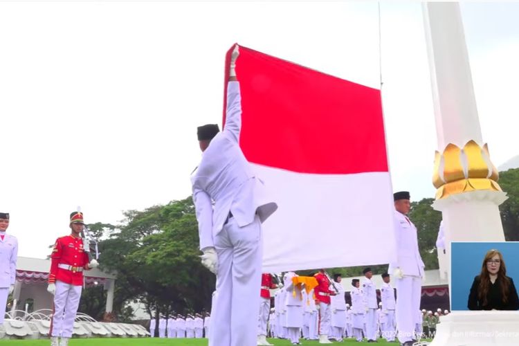 Pasukan Pengibar Bendera Pusaka (Paskibraka) membentangkan bendera Merah Putih dalam Upacara Peringatan Detik-Detik Proklamasi Kemerdekaan Republik Indonesia di Istana Merdeka, Jakarta, Rabu (17/8/2022).