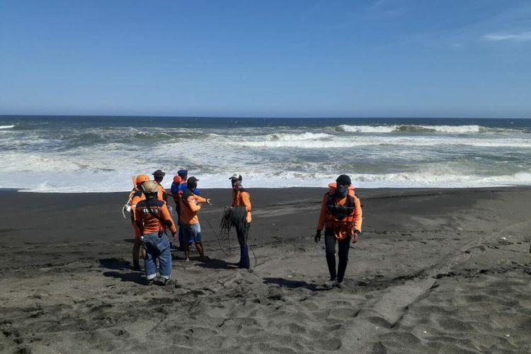 Tim SAR Gabungan Melakukan Pencarian Korban Tenggelam di Pantai Goa Cemara Bantul, Kamis (6/8/2020)(KOMPAS.COM/MARKUS YUWONO)