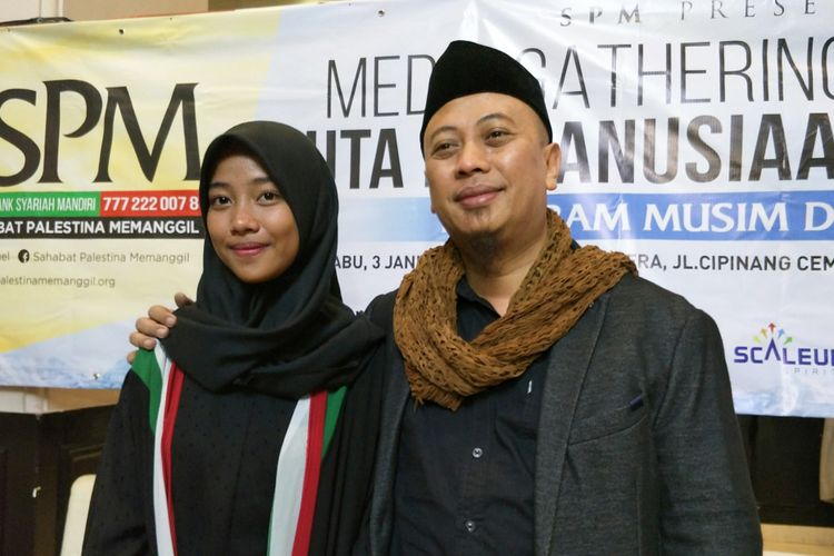 Penyanyi religi Opick dan putrinya Ghaniya DSalma Firdaus dalam jumpa pers di kawasan Otista, Jakarta Timur, Rabu (3/1/2018).
