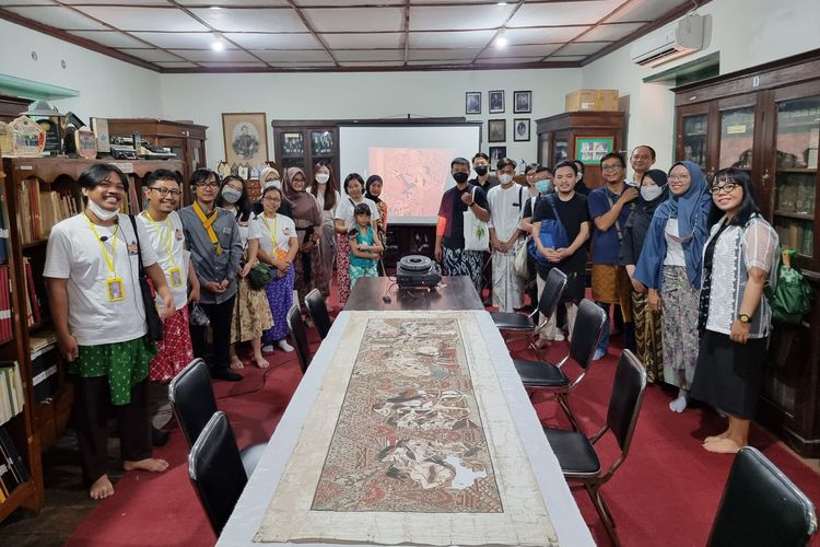 Rombongan Dibeberke saat melihat wujud wayang beber di Perpustakaan Reksa Pustaka, Pura Mangkunegaran.