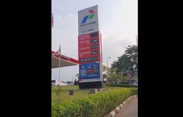 Tangkapan layar video viral SPBU tayangkan running text Yo Ndak Tahu...