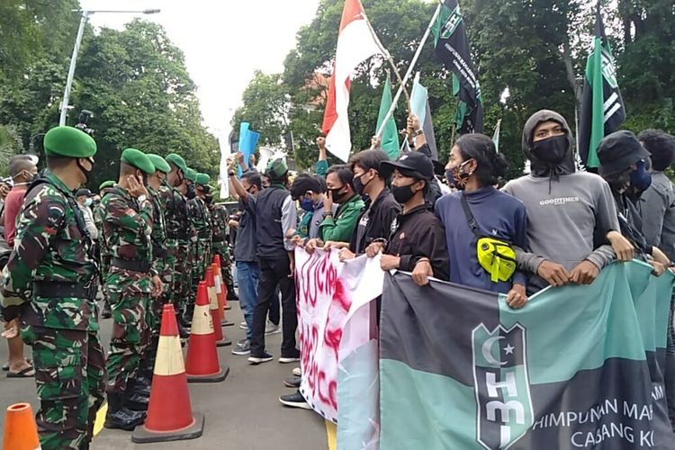 Sejumlah mahasiswa di Bogor, Jawa Barat, melakukan aksi unjuk rasa di depan Istana Bogor sebagai bentuk protes disahkannya Undang-undang Cipta Kerja, Rabu (7/10/2020).