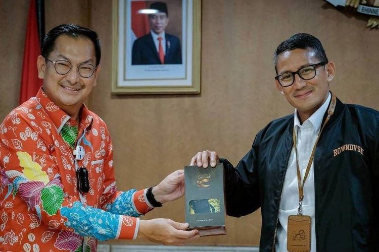 Bupati Belitung Isyak Meirobie bersama Menparekraf Sandiaga Uno. 