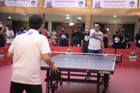 Buka Kejuaraan UAH Super Series, Ridwan Kamil Adu Kemampuan Tenis Meja dengan Ustadz Adi Hidayat