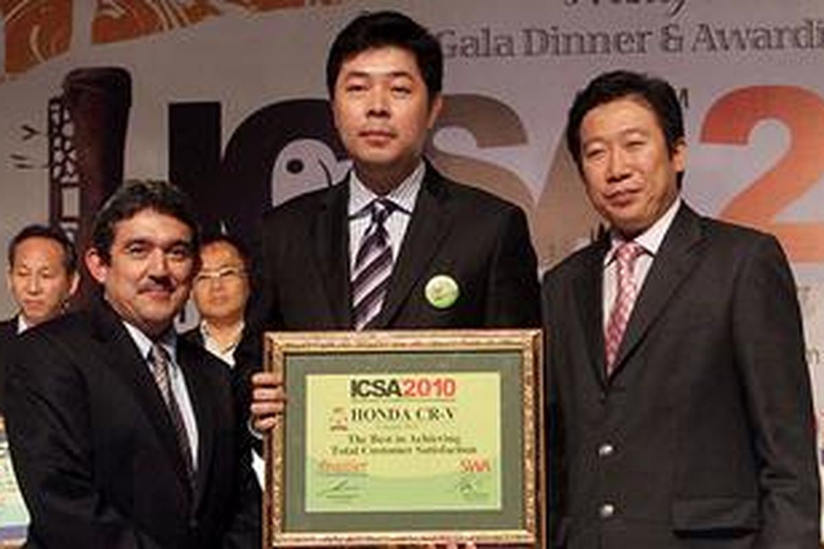 Jonfis Fandy, Marketing and After Sales Service Director PT Honda Prospect Motor menerima ICS 2010.