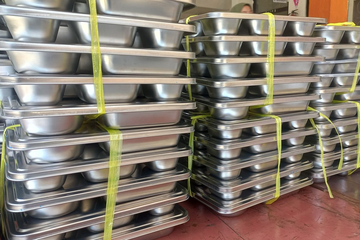 Ilustrasi MBG. Sedikitnya 20 pelajar dari MTs Sis Al Jufri Tatura dan SMK Bina Potensi Kota Palu, Sulawesi Tengah, dilarikan ke Rumah Sakit Bala Keselamatan (RS BK) atau RS Woodward, Jalan Woodward, Kelurahan Lolu Selatan, Kecamatan Palu Timur, Rabu (27/8/2025).