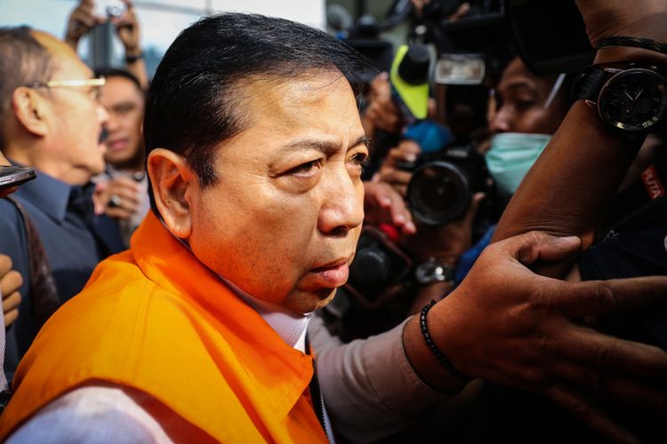 Tersangka kasus korupsi KTP elektronik Setya Novanto meninggalkan gedung Komisi Pemberantasan Korupsi (KPK) seusai menjalani pemeriksaan di Kuningan, Jakarta Selatan, Selasa (21/11/2017). Kedatangan Setya Novanto ke KPK untuk menjalani pemeriksaan perdana sebagai tersangka kasus korupsi proyek e-KTP.