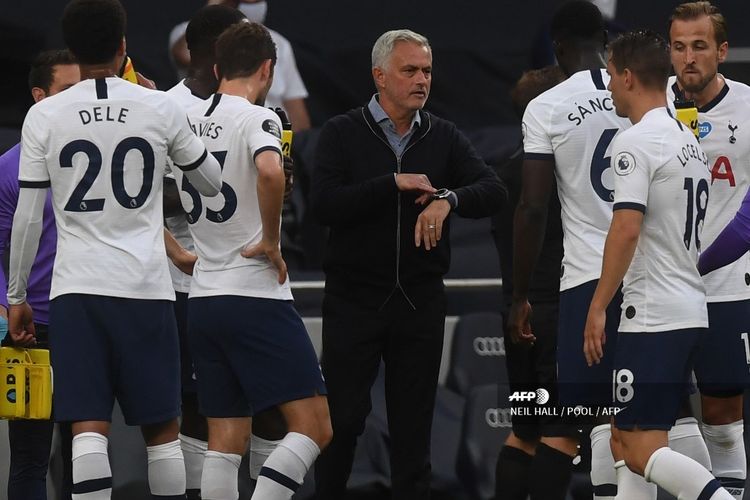 Jose Mourinho (tengah) saat memberikan instruksi pada laga Tottenham Hotspur vs West Ham United di Tottenham Hotspur Stadium dalam lanjutan pekan ke-31 Premier League, kasta teratas Liga Inggris, Selasa 23 Juni 2020.