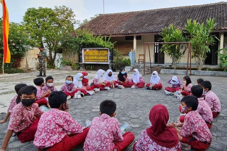 Siswa dan Siswi SD N Gunung Gambar, Ngawen, Gunungkidul beberapa waktu yang lalu