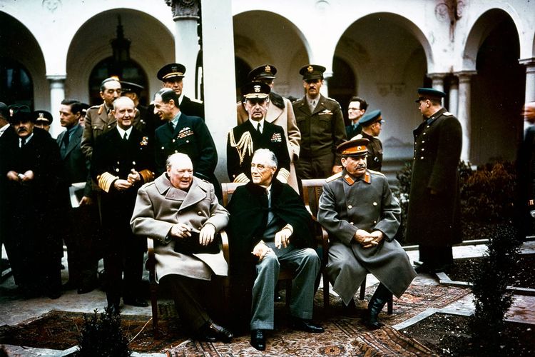 Konferensi Yalta, (dari kanan) Winston Churchill, Franklin Roosevelt, and Joseph Stalin di Konferensi Yalta, 1945.