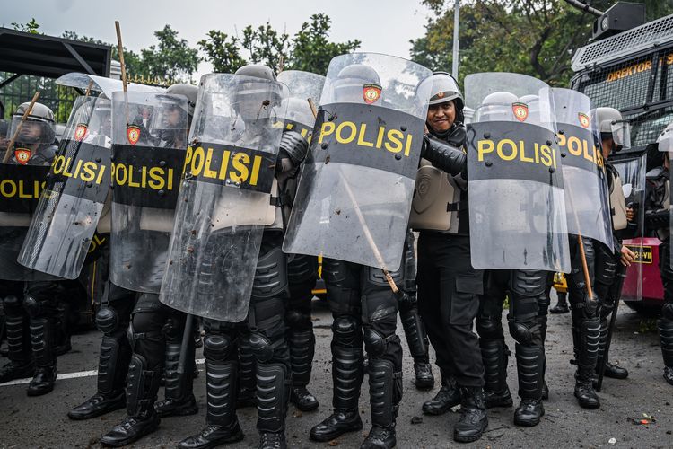 Ilustrasi polisi amankan demo buruh di Jakarta.