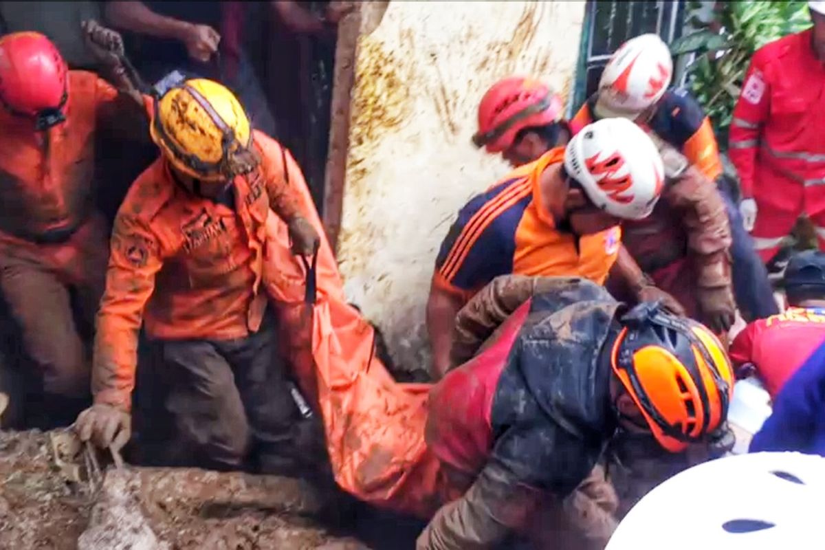 Jasad seorang korban longsor dievakuasi tim gabungan di Kampung Cibunar, Desa/Kecamatan Kadudampit, Sukabumi, Jawa Barat, Minggu (23/10/2022).