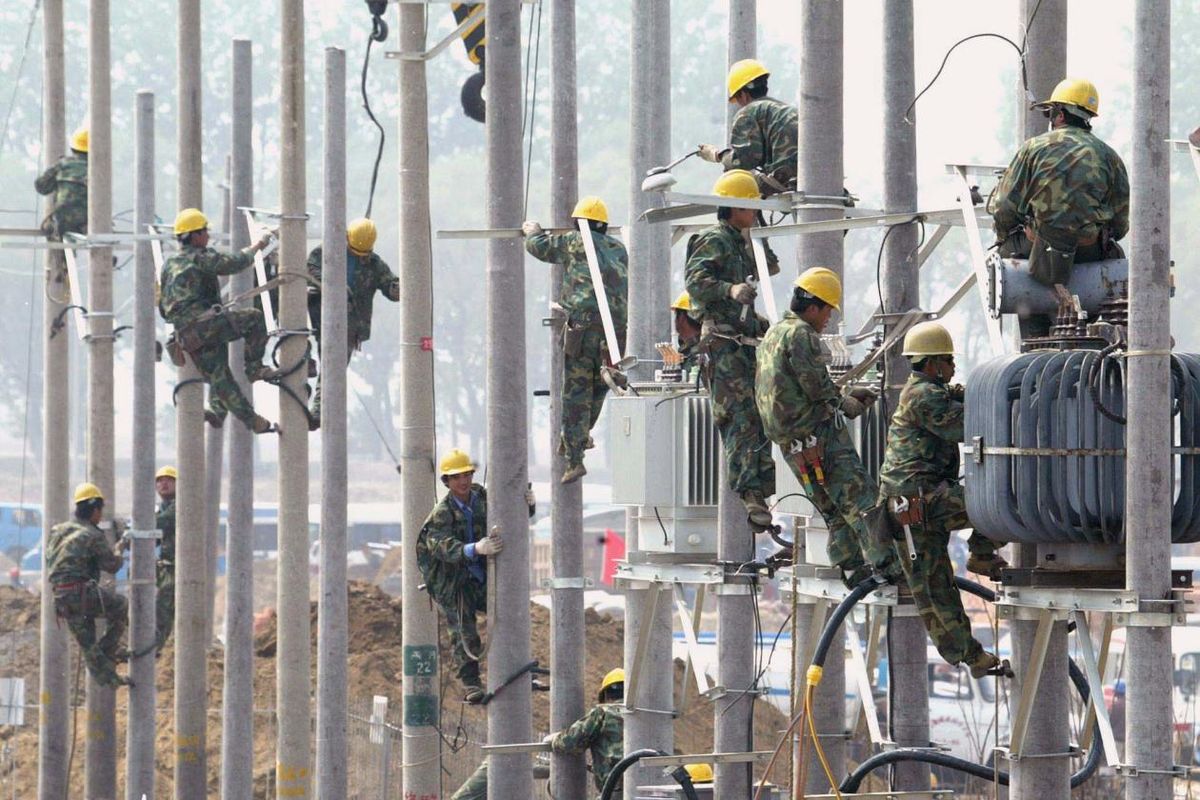 Tenaga listrik berlomba membangun Rumah Sakit Xiaotangshan Beijing selama epidemi SARS 2003.