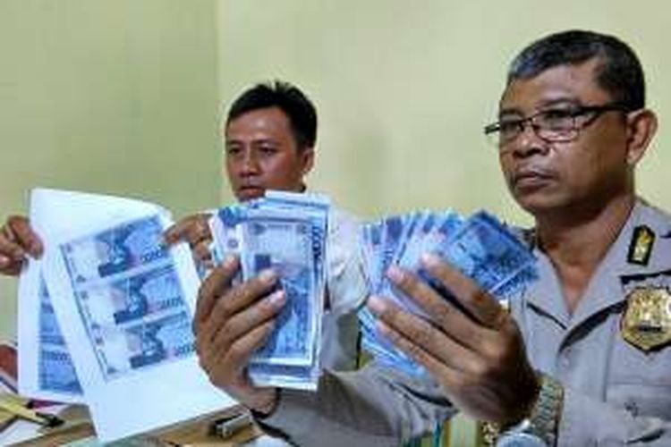 Petugas menunjukan Barang bukti uang palsu pecahan Rp 50.000