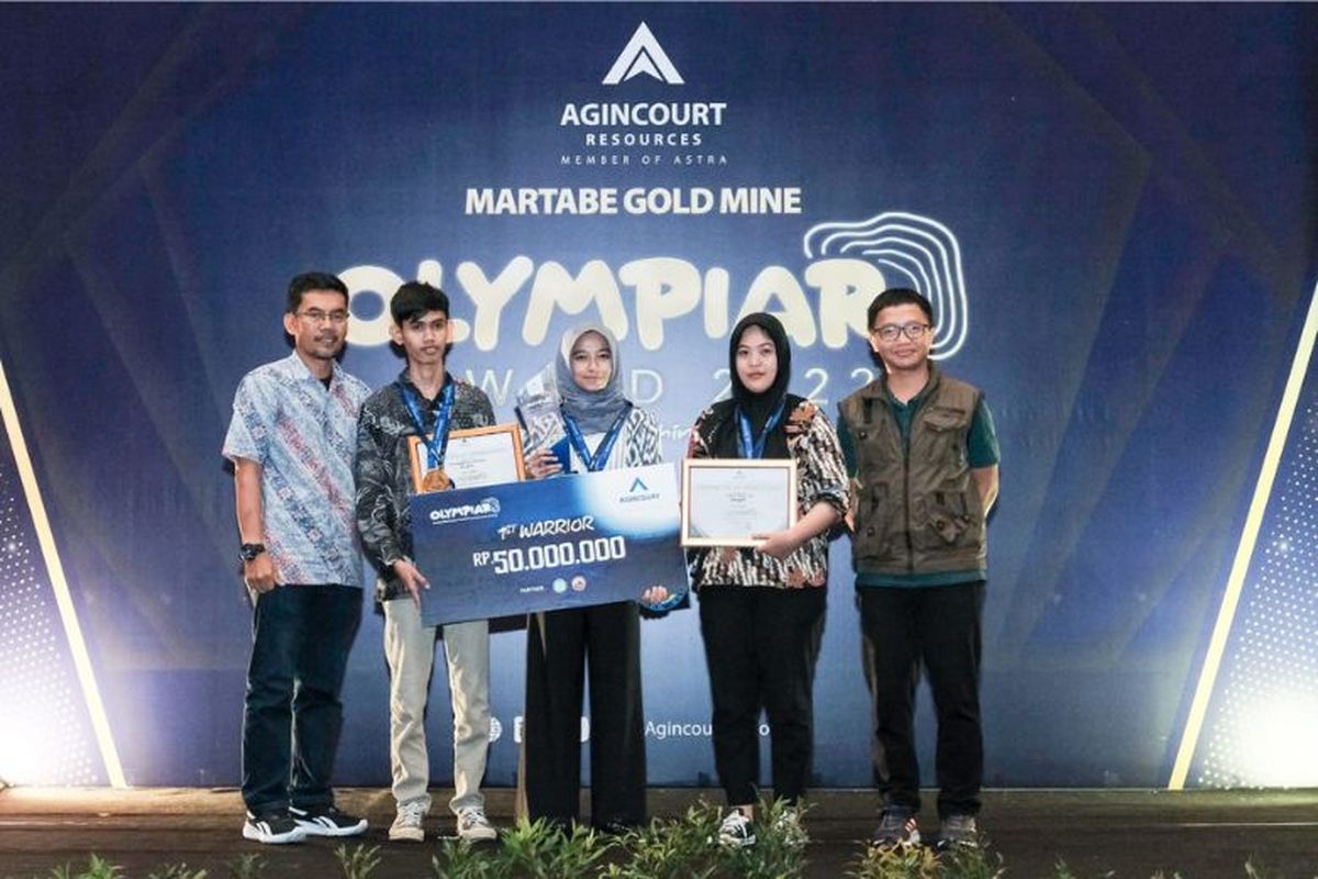 Tim Magsite dari Universitas Diponegoro meraih Juara I dalam Olimpiade Agincourt Resources (OlympiAR) 2022 yang pertama kalinya diadakan PT Agincourt Resources. Tim Magsite (tengah) berfoto bersama Wakil Presiden Direktur PT Agincourt Resources Ruli Tanio (kanan) dan Ketua MGEI, STJ Budi Santoso (kiri). 

