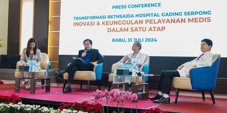 Temu media yang dihadiri oleh dr.Pitono Yap (kedua dari kiri), dr. Ong Tjandra, dan Prof.Prof. dr. Dasaad Mulijono.