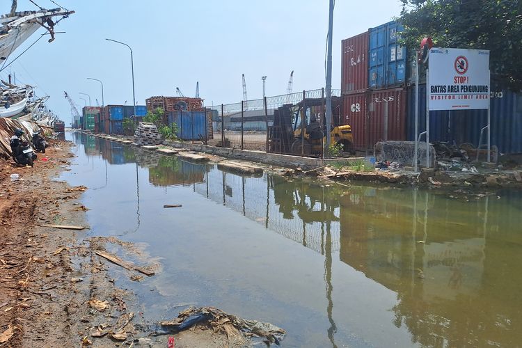 Kondisi Pelabuhan Sunda Kelapa, Jakarta Utara yang masih terkena banjir rob. Rabu (17/4/2024).
