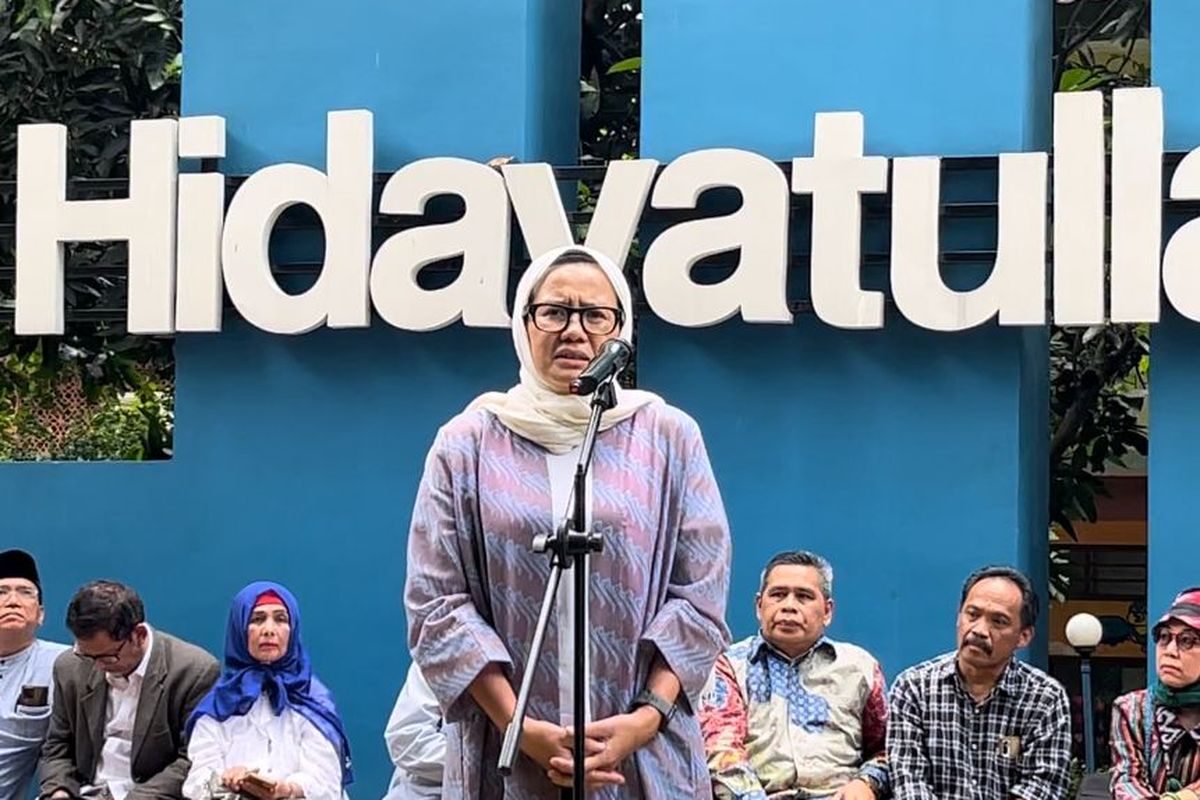 Eks Koordinator KONTRAS sekaligus Akademisi UIN Syarif Hidayatullah Yati Indriyati saat pembacaan Seruan Ciputat di UIN Syarif Hidayatullah, Ciputat, Tangerang Selatan, Senin (5/2/2024).