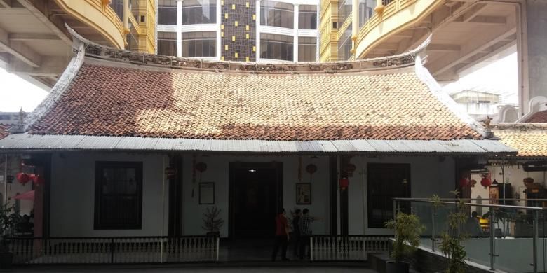 Gedung Candra Naya atau Rumah Mayor masih berdiri kokoh di antara apartemen dan pusat perbelanjaan megah di kawasan Jalan Gajah Mada, Jakarta Barat. Gedung ini sudah berusia ratusan tahun dan dulunya dimiliki seorang pengusaha China sukses, Khouw Kim An yang kemudian diangkat sebagai Mayor oleh pemerintah Hindia Belanda.