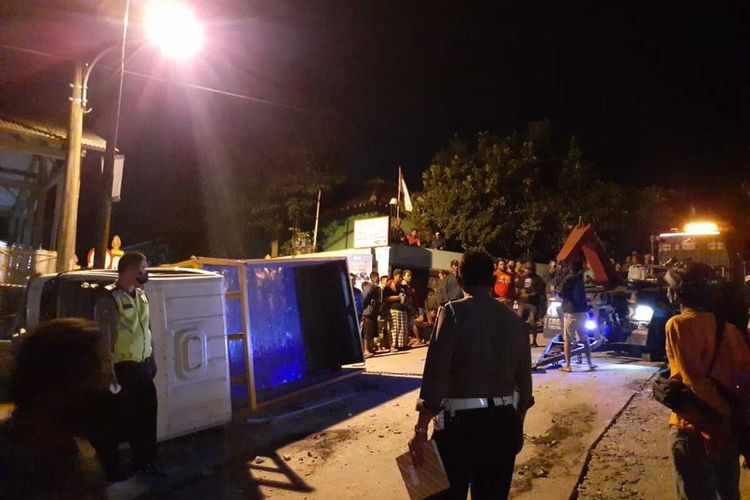 Kondisi truk yang mengalami laka tunggal di di jalan Breksi, Gunung Sari, Sambirejo, Kapanewon Prambanan, Kabupaten Sleman, DI Yogyakarta pada jumat (03/09/2021) malam. Akibat kejadian ini lima orang meninggal dunia.