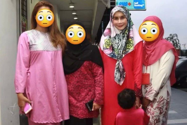 Nur Sajat membagikan foto ini di Instagram pada saat kejadian. Dia mengenakan kerudung bunga dan abaya merah muda panjang.