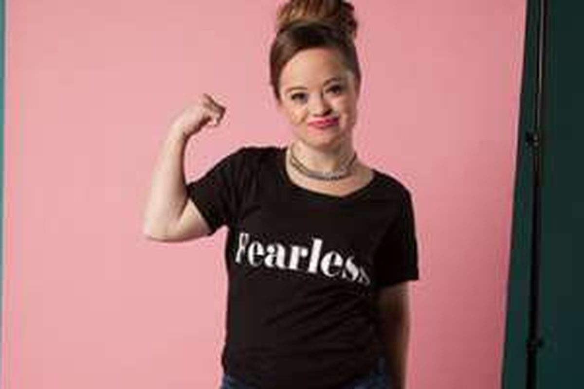 Katie Meade berpose saat pemotretan untuk koleksi baru Beauty & Pin Ups. 