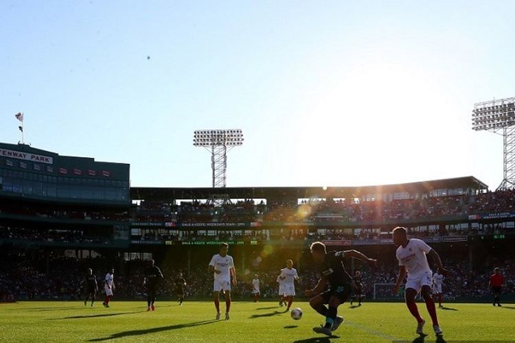 Pemain Liverpool Alex Oxlade-Chamberlain dalam penjagaan pemain Sevilla pada pertandingan persahabatan pramusim di Fenway Park pada 21 Juli 2019 di Boston, Massachusetts, AS.