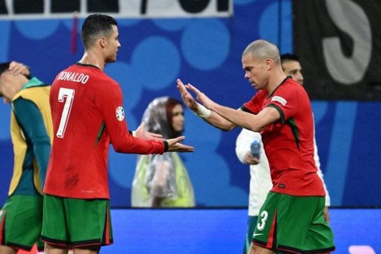 Penyerang Portugal, Cristiano Ronaldo bersama Pepe merayakan gol dalam lanjutan fase Grup F Euro 2024 antara Portugal vs Ceko di Stadion Leipzig pada 18 Juni 2024.