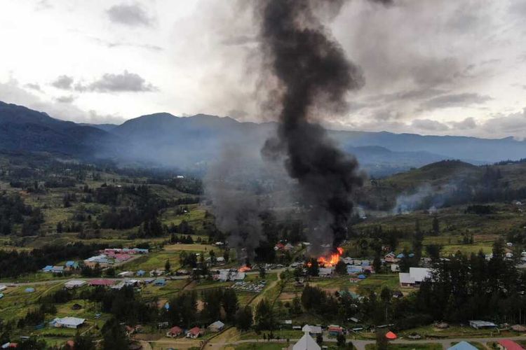 Tampat dari kejauhan, beberapa rumah di Kampung Kago, terbakar akibat aksi KKB, Ilaga, Puncak, Papua, Rabu (6/4/2022)