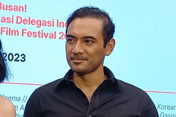 Aktor Ario Bayu usai konferensi pers Busan International Film Festival (BIFF) 2023 di Gedung Kemendikbudristek RI, Jakarta Pusat, Senin (2/10/2023).
