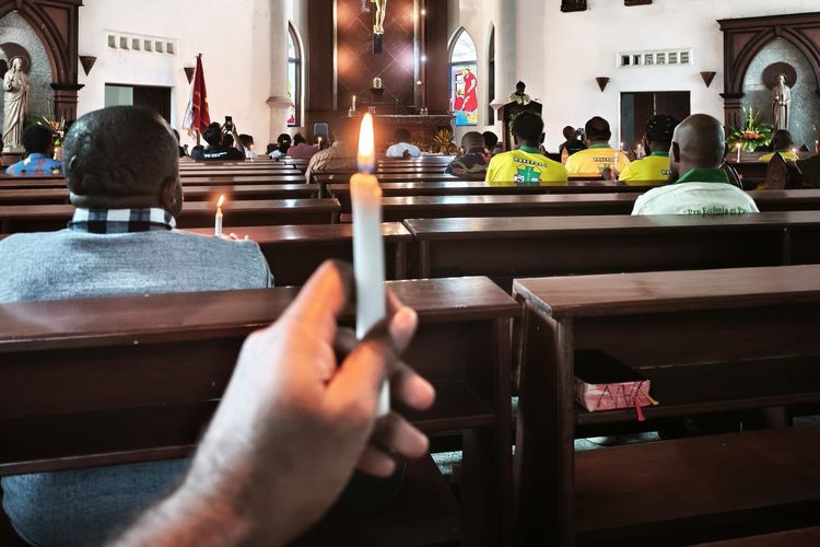 Pemuda Katolik Nyalakan 1.000 Lilin untuk Damai Papua