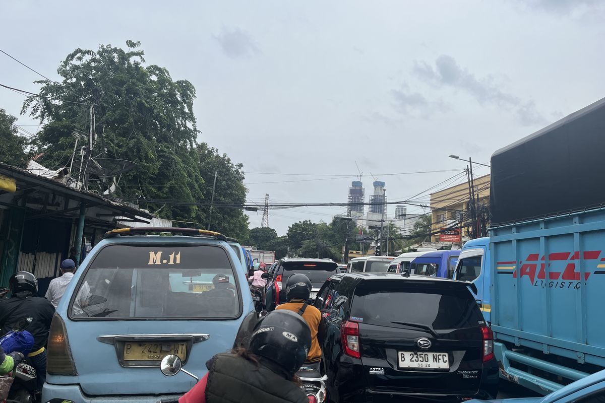 Kemacetan terjadi di sepanjang Jalan KS Tubun menuju Pasar Tanah Abang, Jakarta Pusat, Senin (27/1/2025) siang.