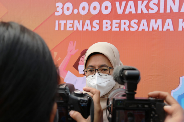 Rektor Itenas Meilinda Nurbanasari saat diwawancarai di Bale Dayang Sumbi, Gedung Serbaguna Itenas.