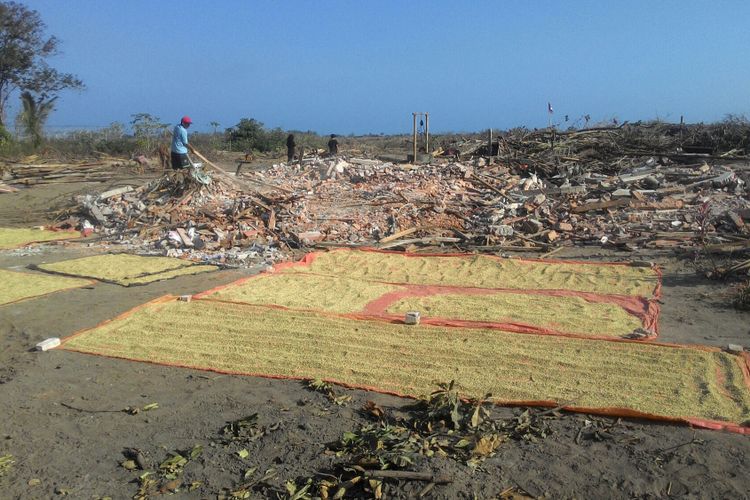 Warga gusuran Bandara NYIA tetap beraktivitas di sekitaran puing rumah mereka yang digusur beberapa waktu lalu, Senin 923/7/2018). 