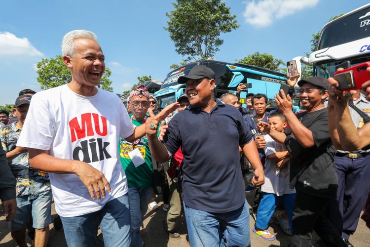 Gubernur Jawa Tengah (Jateng) Ganjar Pranowo bertemu para perantau yang hendak mudik ke Jateng.
