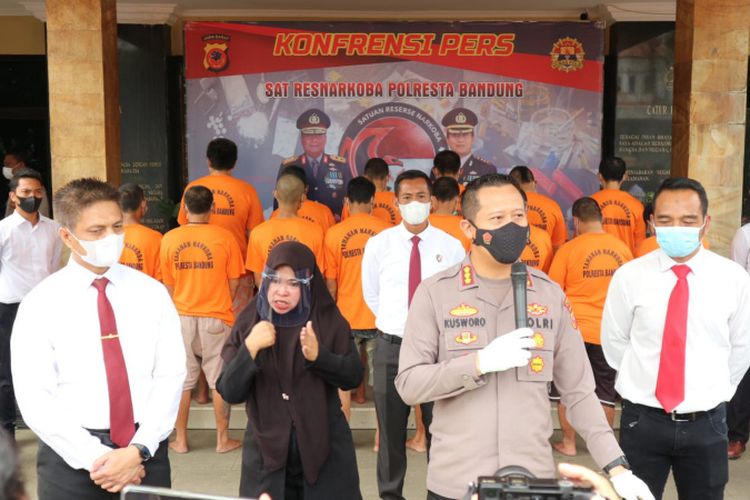 Satreskoba Polres Bandung mengamankan 14 tersangka penyalahgunaan Narkoba, Senin (21/2/2022). Para tersangka mengaku menjual barang haram itu dengan memanfaatkan kemudahan sosial media.