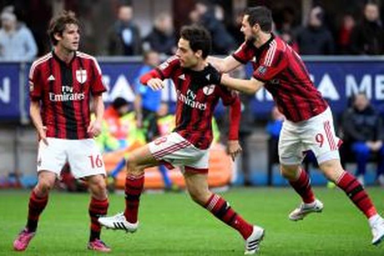 Gelandang AC Milan, Giacomo Bonaventura (tengah) seusai mencetak gol ke gawang Cesena, pada laga lanjutan Serie-A, di Stadion San Siro, Minggu (22/2/2015). Milan menang 2-0 pada pertandingan tersebut. 