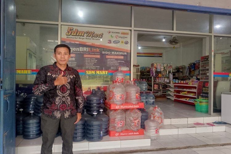 M. Aris Yuliyanto, pemilik SDM Mart di Kecamatan Klambu, Grobogan, Jawa Tengah, menjadi contoh sukses kemitraan sebagai Agen BRILink yang membantu masyarakat mengakses layanan keuangan lebih mudah.